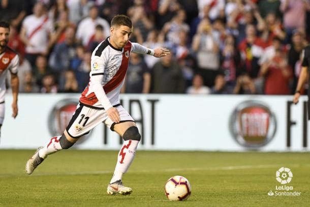 Embarba lanzando el penalti que dio la victoria al conjunto rayista. Fotografía: LaLiga Santander.