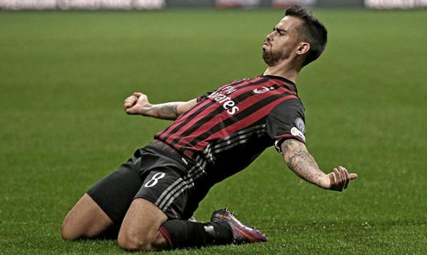 Suso se lanza al suelo para celebrar su doblete al Inter | Foto: Milan