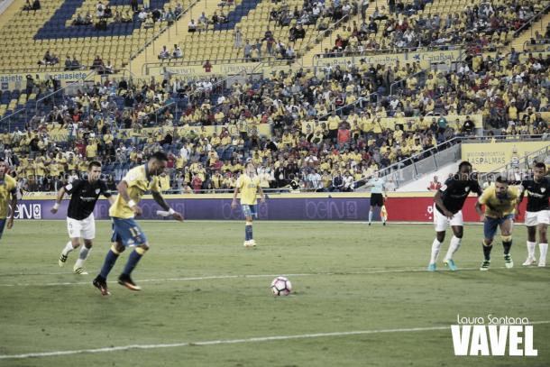 En su último partido a domicilio el Málaga perdio 1-0 ante Las Palmas. En la imagen Momo (UD Las Palmas) lanzando el penalti que les dio la victoria | Foto: Laura Santana (Vavel)