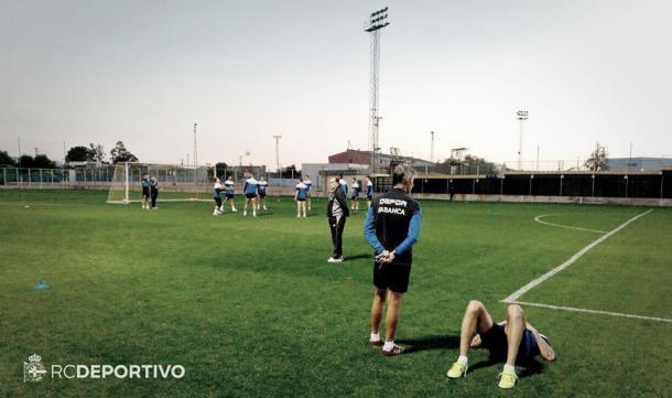 Jugadores del Deportivo realizando ejercicios de calentamiento. Foto: RC Deportivo.