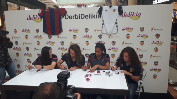 Lucía Gómez, Marta Peiró, Jéssica Silva y Alejandra Serrano (de izquierda a derecha) firmando autógrafos a los aficionados. Fuente: Jorge Peiró (Vavel).