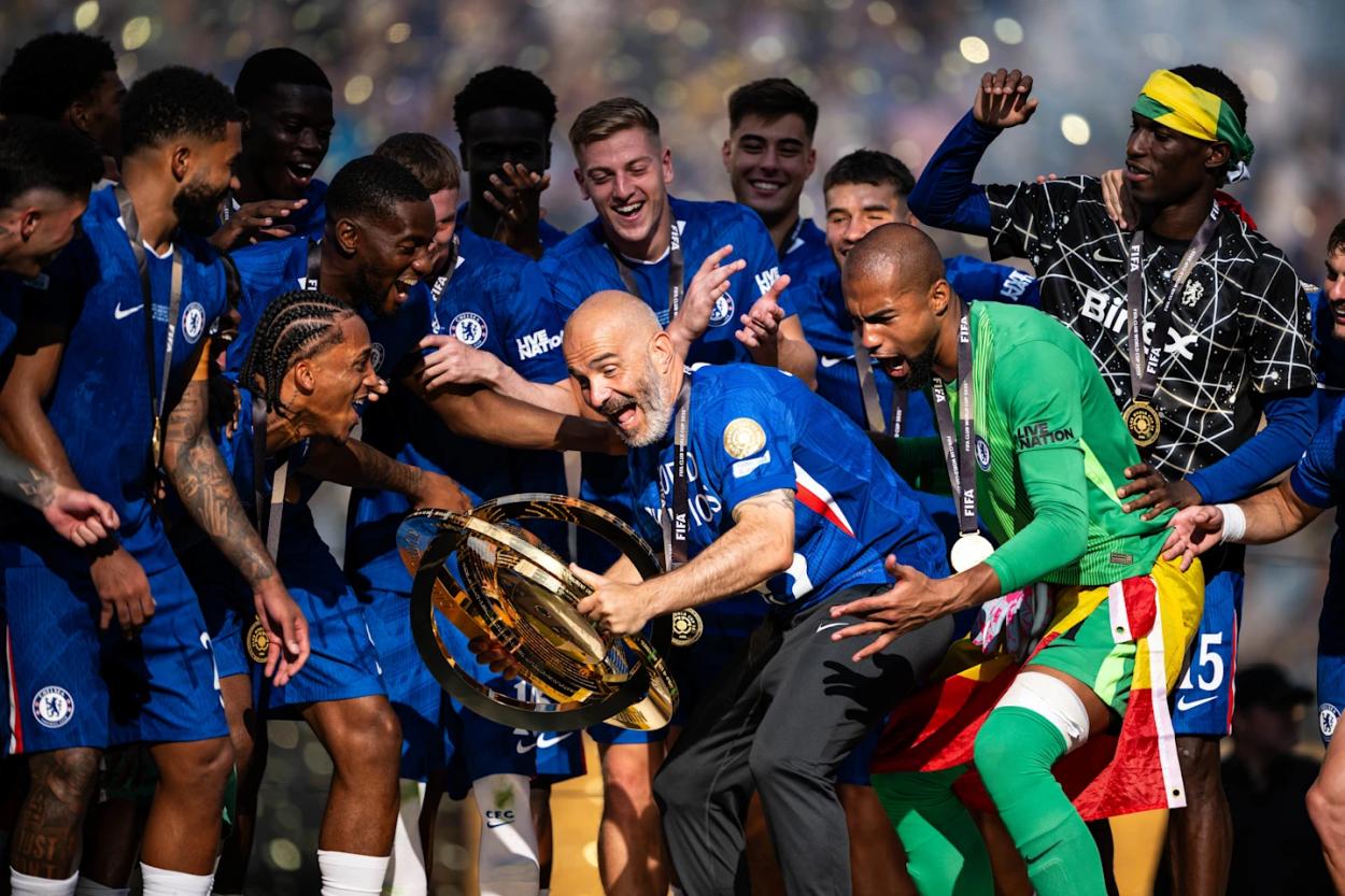 <strong><a data-cke-saved-href='https://www.vavel.com/es/futbol-internacional/2025/06/07/premier-league/1225071-rompera-liam-delap-la-maldicion-del-9-blue.html' href='https://www.vavel.com/es/futbol-internacional/2025/06/07/premier-league/1225071-rompera-liam-delap-la-maldicion-del-9-blue.html'>Enzo Maresca</a></strong> a punto de levantar el título del Mundial de Clubes / Foto: Chelsea