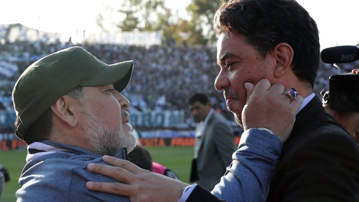 Gallardo saludaba a Maradona, en un partido en el que River enfrentaba a Gimnasia en La Plata. Foto: Web.