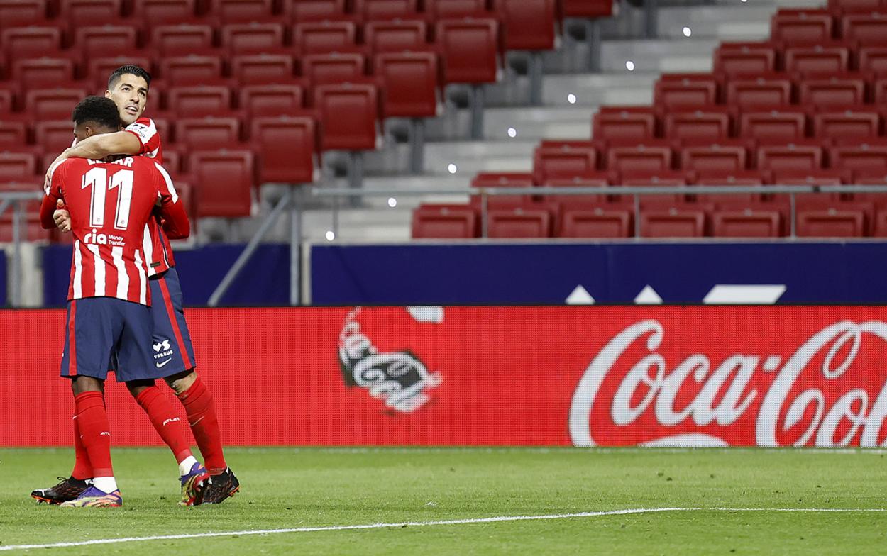 Thomas Lemar celebrando su gol con Luis Suárez. / Twitter: Atlético de Madrid oficial