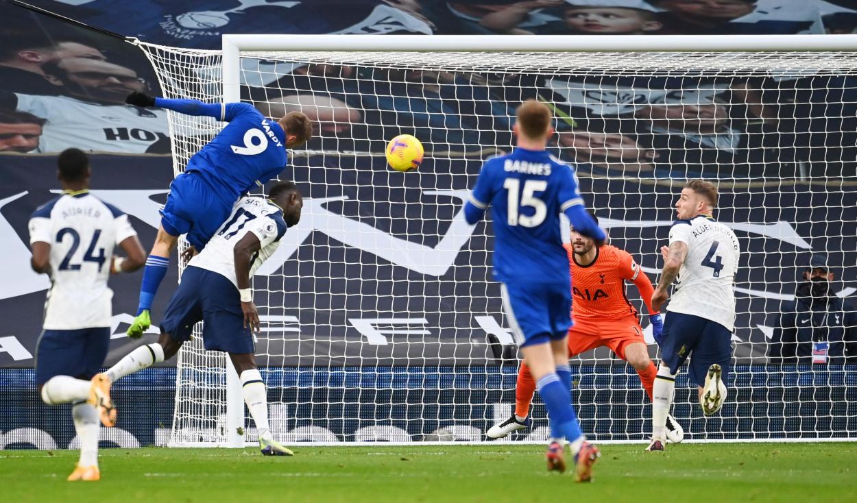 Vardy cabecea lo que sería el segundo gol del Leicester en propia puerta de Alderweireld / Foto: Twitter @premierleague