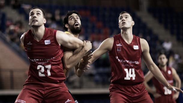 De Jong y Mazalin bloquean el rebote / Foto: Basket Zaragoza