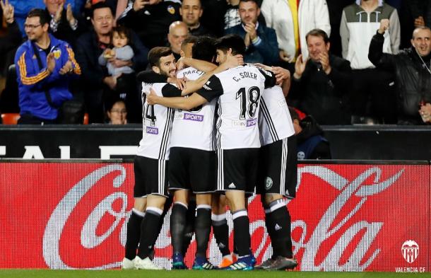 Los jugadores celebrando el gol de Rodrigo | Fotografía: Valencia CF