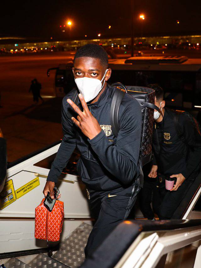 Ousmane Dembelé subiéndose al avión con destino Granada. Foto: oficial FC Barcelona