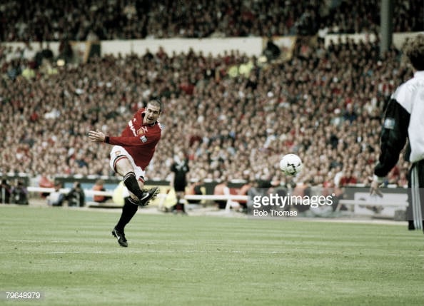 Eric Cantona scores the winner in the 1996 FA CUp FInal (Photo: Bob Thomas / Getty Images)