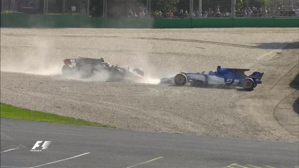 O acidente entre Kevin Magussen (esq.) e Marcus Ericsson (dir.) no começo da prova (Foto: Divulgação/F1)