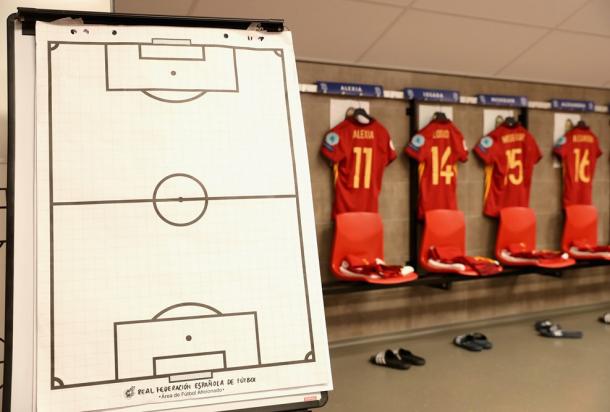 Pizarra y camisetas en el vestuario de España | Foto: UEFA