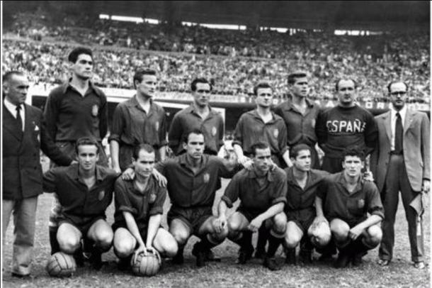 La Selección Española con su conjunto de 1950 (colgadosporelfutbol.com)