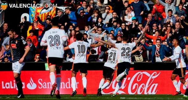 Celebración del crucial gol de Martín Montoya contra el RCD Espanyol. Fuente: Valencia CF.