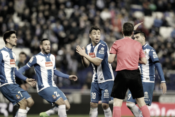 Jugadores del RCD Espanyol protestan al árbitro. | Foto: Perico Dominguez