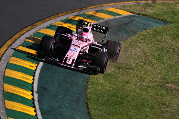 Esteban Ocon, con la sua Force India rosa, tocca l'erba durante la gara. Fonte foto: Getty Images AsiaPac