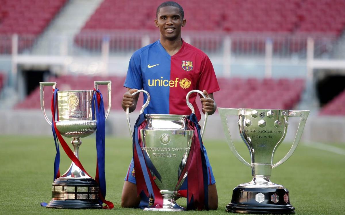 Eto'o posando con varios títulos conseguidos en el FC Barcelona. | Foto: FC Barcelona