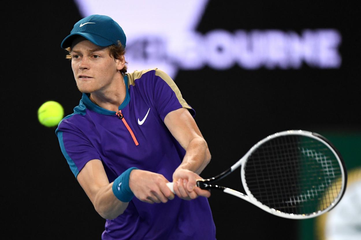 Sinner plays a forehand during his match in Melbourne/Photo: Australian Open Twitter account