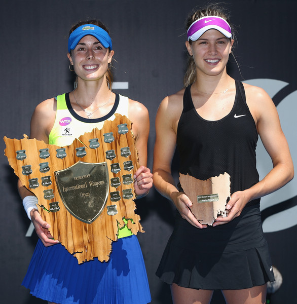 Bouchard and Cornet pose with their respective trophies during the trophy ceremony of the Hobart International | Photo: Robert Cianflone / Getty Images AsiaPac