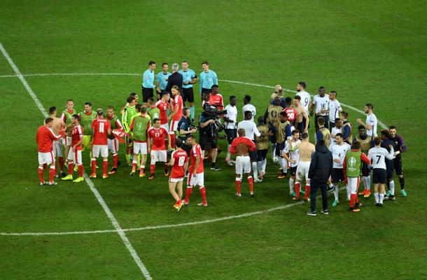 Gli abbracci a fine partita, it.uefa.com