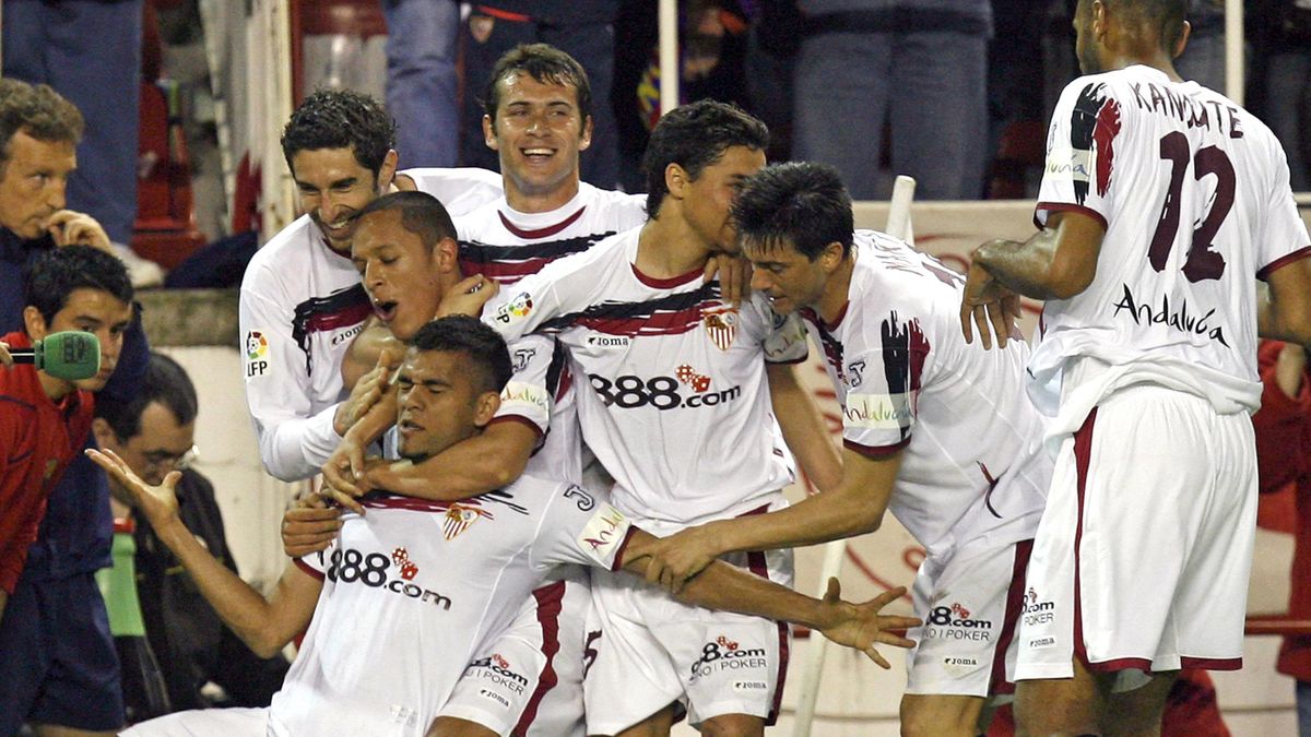 Jugadores del Sevilla celebrando un gol en aquella temporada. Fuente: Eurosport