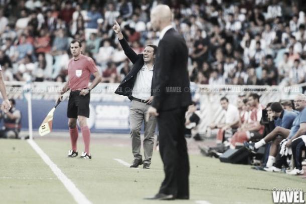 Sacristán da instrucciones durante un partido ante el Real Madrid | Fotografía: Óscar Alonso / VAVEL