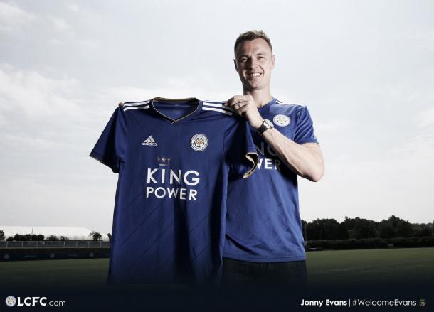 Evans posa con la camiseta del Leicester. Foto: Leicester.