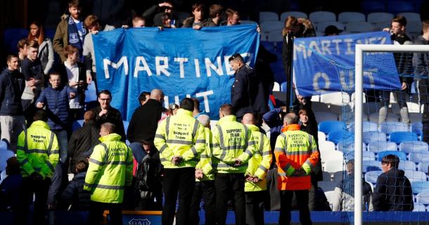 Los aficionados del Everton pidiendo la destitución de Martínez tras el partido ante el Bournemouth. Foto:Mirror