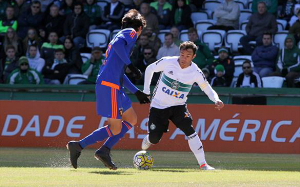 Expulsão faz Matheus ser mais um desfalque no Leão (Foto: Divulgação/Coritiba)