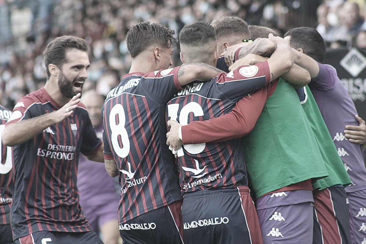 Los jugadores del Extremadura celebrando un tanto frente al Real Valladolid B// Foto: Extremadura UD