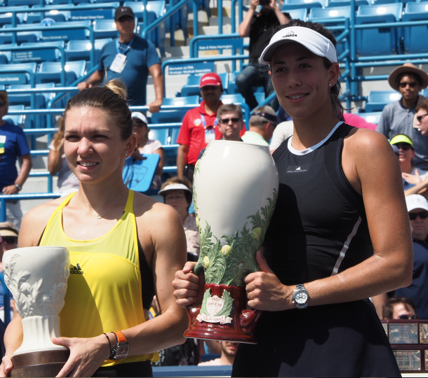 Halep (left) holds her runner-up trophy next to Garbine Muguruza. Photo: Noel Alberto