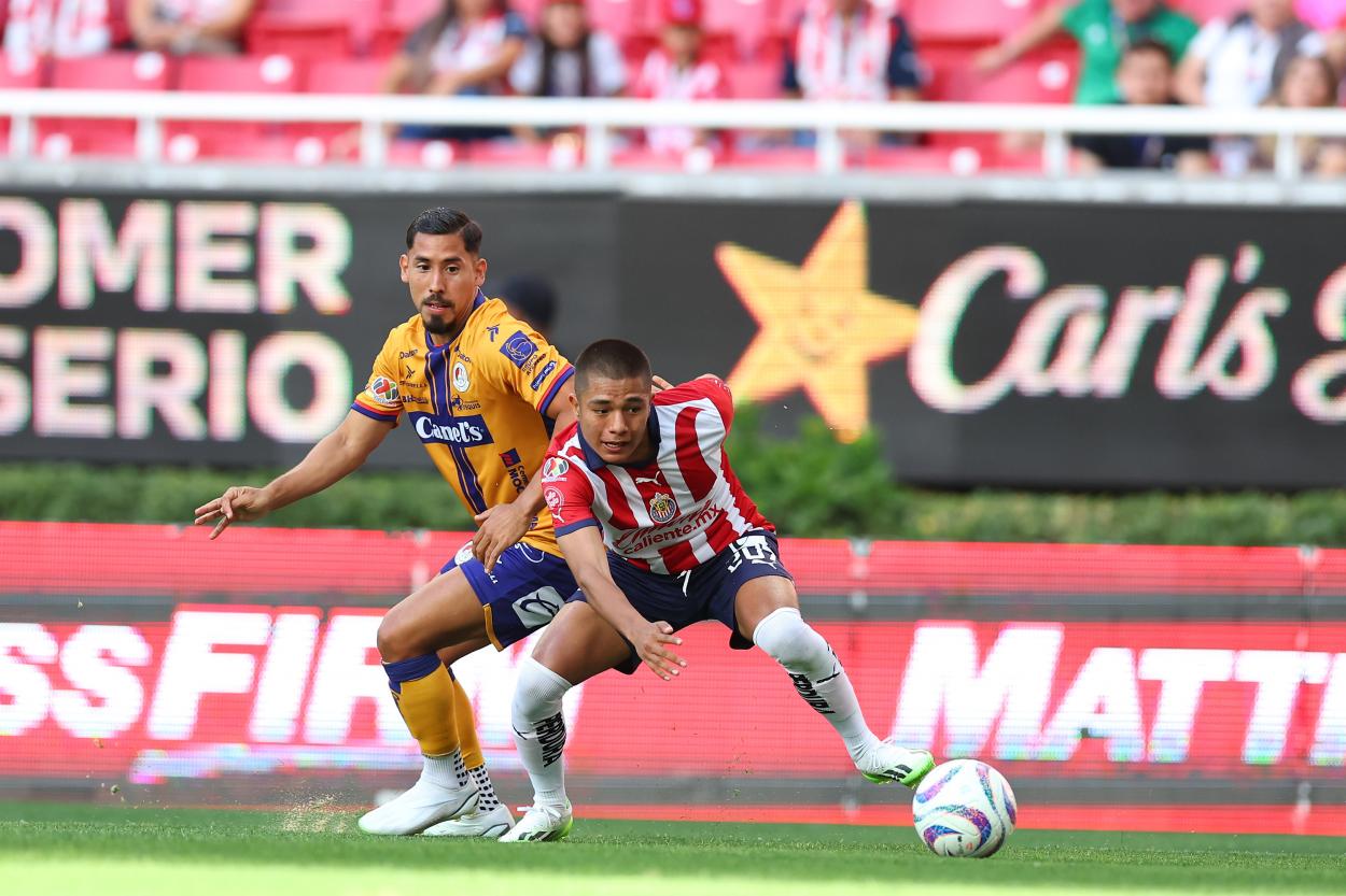 Yael Padilla dejando atrás a Ricardo Chávez. (Foto: Chivas). 