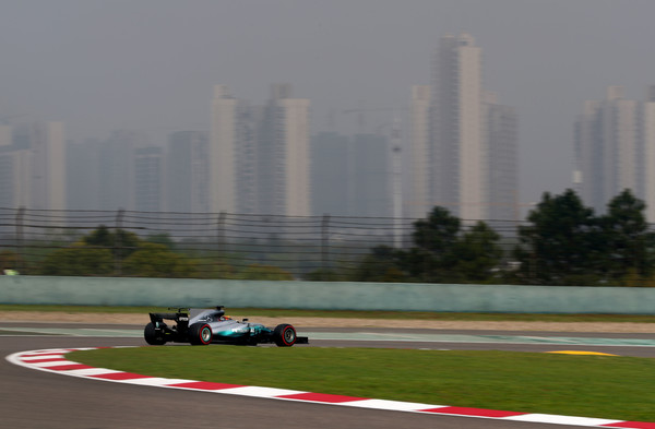 Hamilton de camino a su 6 pole en el circuito de Shanghái. Fuente: Getty Images