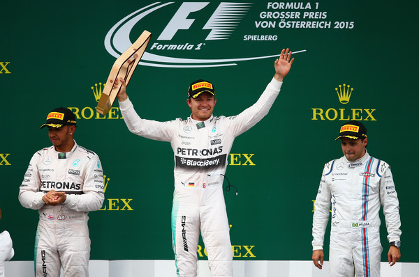 Rosberg recoge el trofeo de vencedor. A su izquierda, Hamilton, y a la derecha, Massa. Foto de zimbio.com / Getty Images Europe