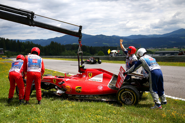Comisarios retirando el coche de Raikkonen tras su accidente con Alonso. Foto de zimbio.com / Getty Images Europe