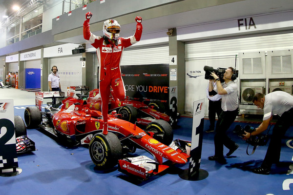 Vettel festeja su triunfo tras bajarse del Ferrari. Foto de zimbio.com / Getty Images AsiaPac