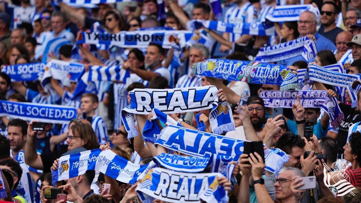 Aficionados de la Real durante el himno | Foto vía Twitter: @RealSociedad
