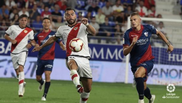 Jordi Amat tratando de mantener el esférico | Fotografía: La Liga