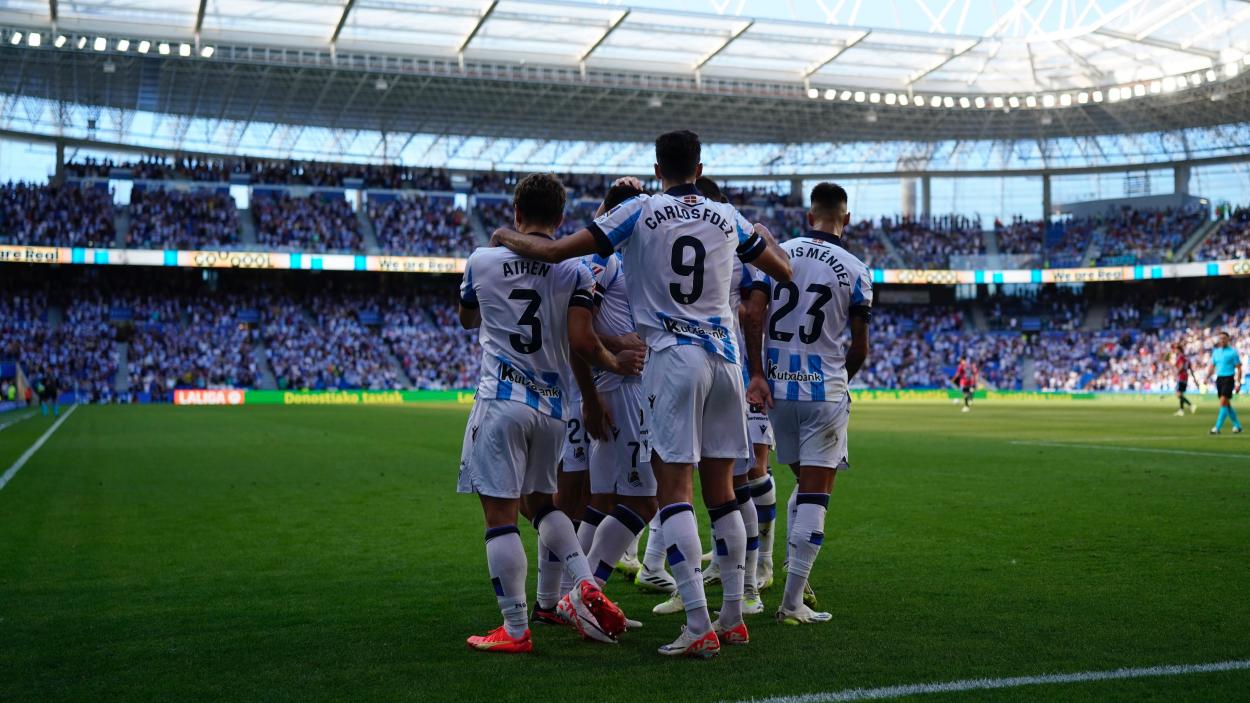 Jugadores de la Real celbrando el gol de Barrene frente al Celta | Imagen vía Twitter: @RealSociedad