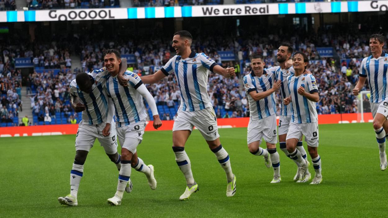 Jugadores de la Real celebrando el gol de Zubimendi | Imagen vía Twitter: @RealSociedad