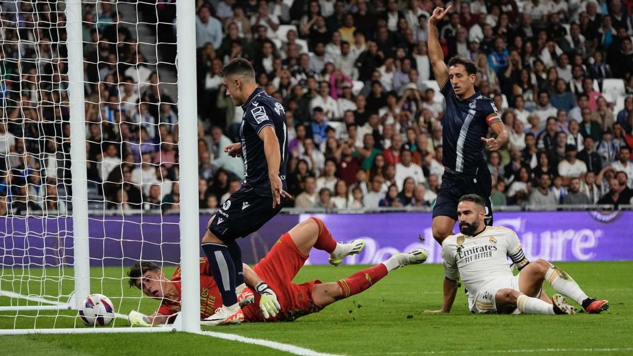 Momento exacto del gol de Barrene | Imagen vía Twitter: @RealSociedad