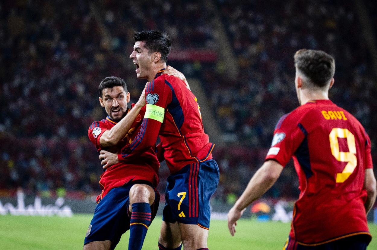 Álvaro Morata abrazándose a Jesús Navas tras el 1-0 | Foto: Selección Española