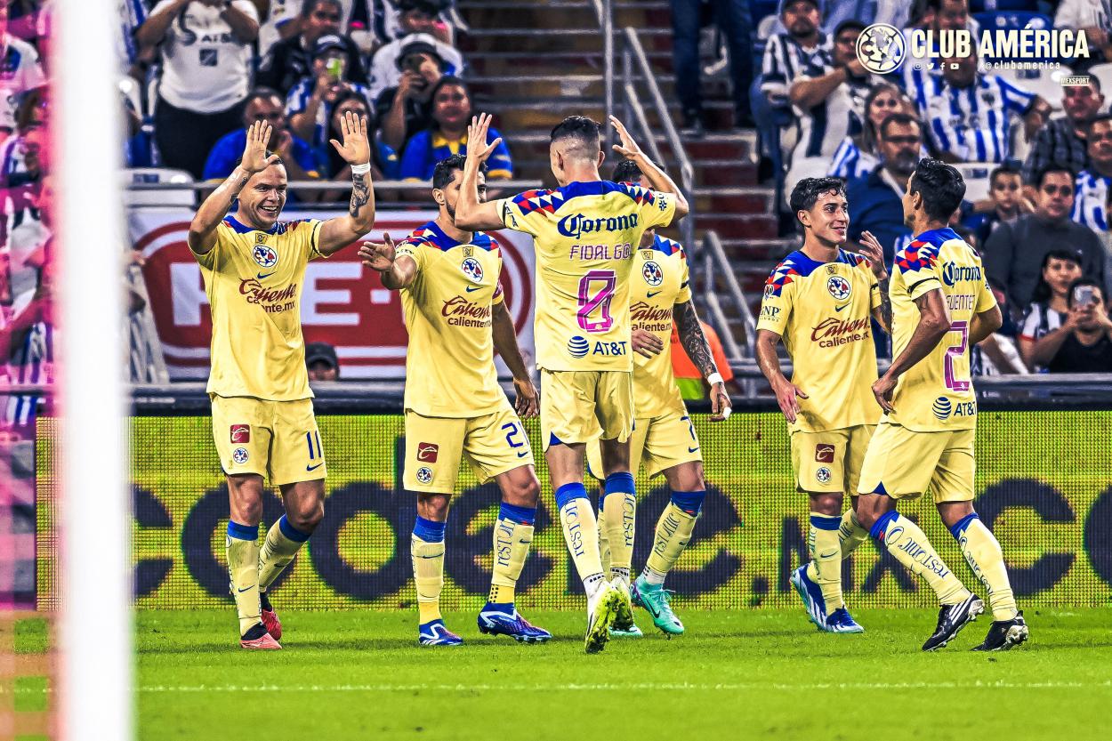 Jonathan Rodríguez, Henry Martín, Álvaro Fidalgo, Luis Fuentes y Alejandro Zendejas celebrando un gol en el Estadio BBVA. | Foto: @ClubAmerica