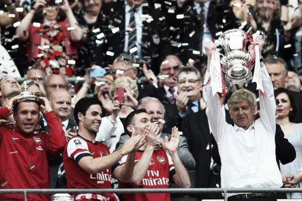 Wenger lifts the FA Cup (photo: fa)