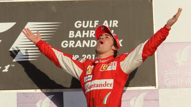 Alonso celebrando su victoria en Bahréin. Fuente: Fórmula 1 