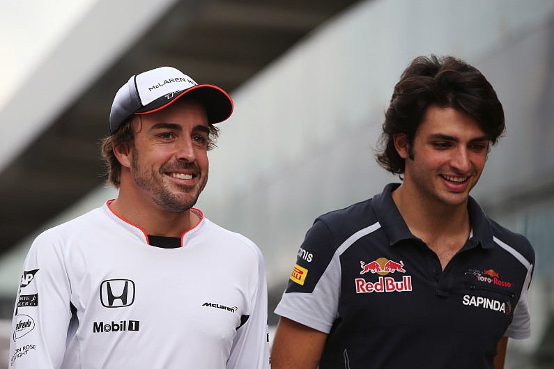 Fernando Alonso con aquel entonces 'rookie', Carlos Sainz. Créditos: Getty Images