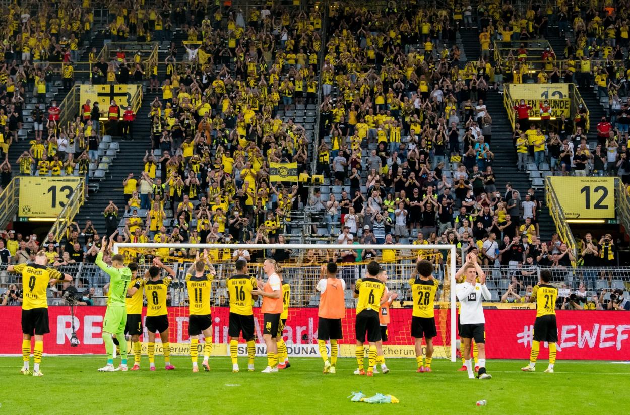 Afición del BVB junto a sus jugadores al finalizar el encuentro / Fuente: BVB