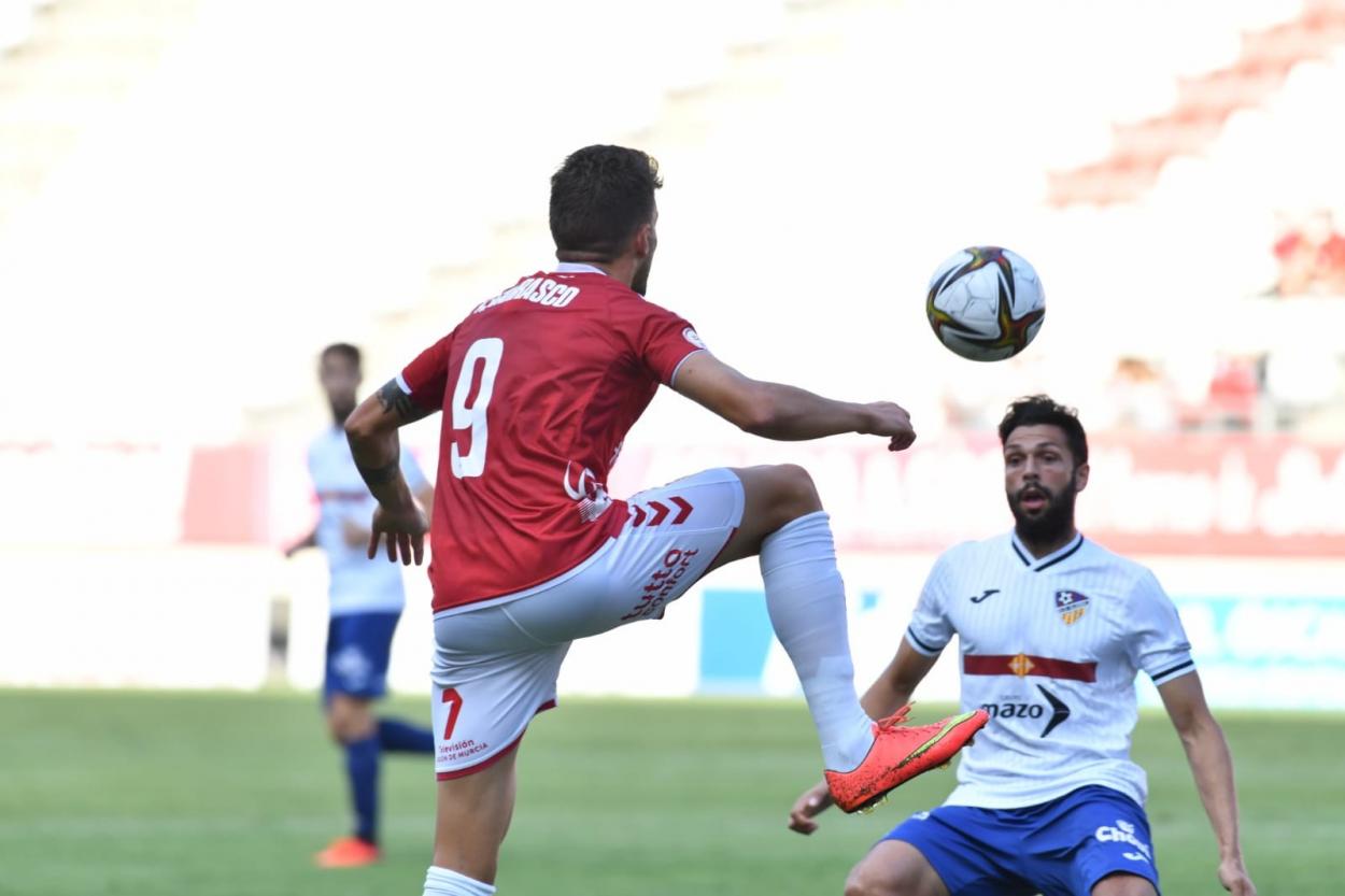 Andrés Carrasco bajando un balón del cielo / Fuente: Real Murcia