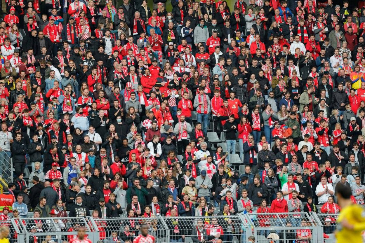 La afición del Mainz 05 que viajó hasta el Signal Iduna Park / Fuente: Mainz 05