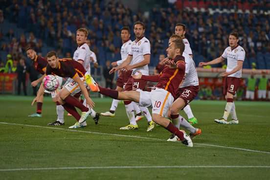Totti anota su primer gol nada más entrar al campo | Foto: AS Roma