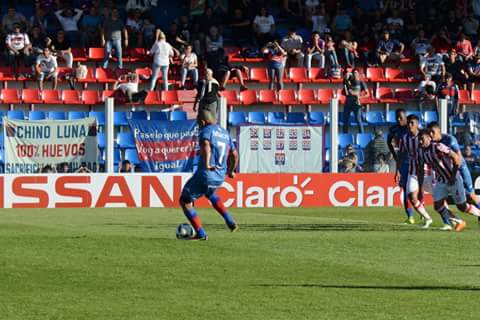 Gol del Chino y la bandera que se va tachando hasta llegar al 100 (Foto: Tigre Oficial).